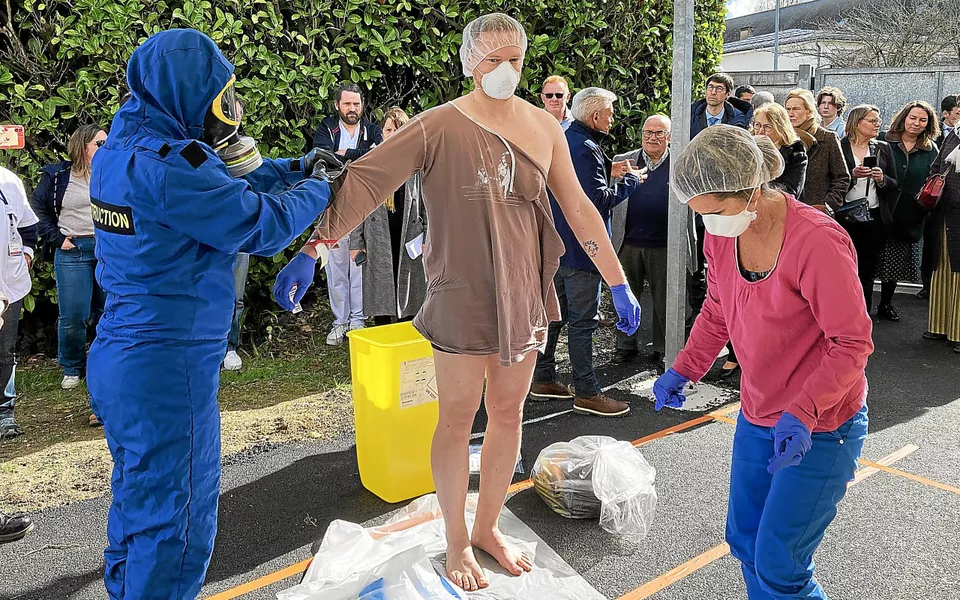 Démonstration de la première étape de l’unité de décontamination à l’hôpital de Vannes : on découpe les vêtements contaminés des victimes. Il faut une équipe de quatre soignants pour deux files de patients. (Le Télégramme/Caroline Lafargue)